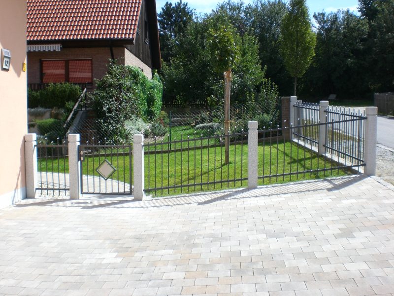 Aluminiumzaun mit Granitpalisade – Herdzin Design & Konstruktion